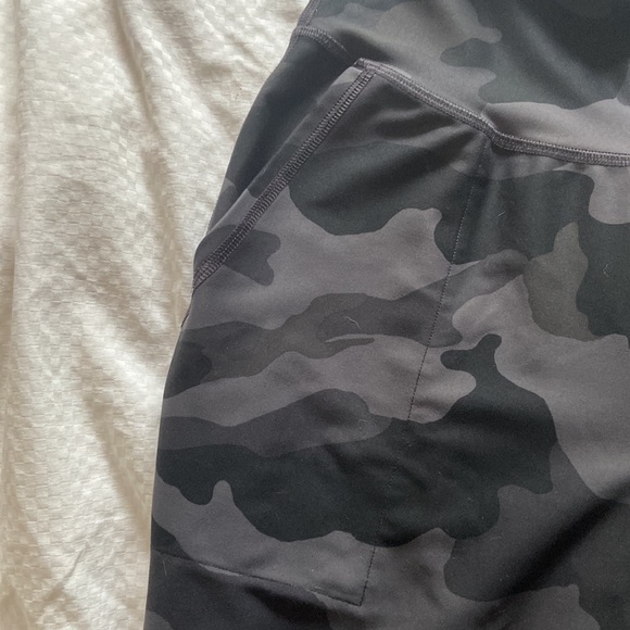 Two pairs of Old navy active elevate legging joggers camo and green - Picture 4 of 7